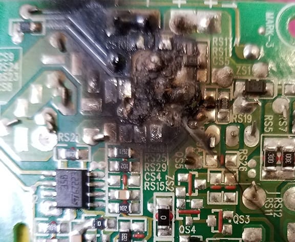 Electronic component of a scale damaged by a lightning strike