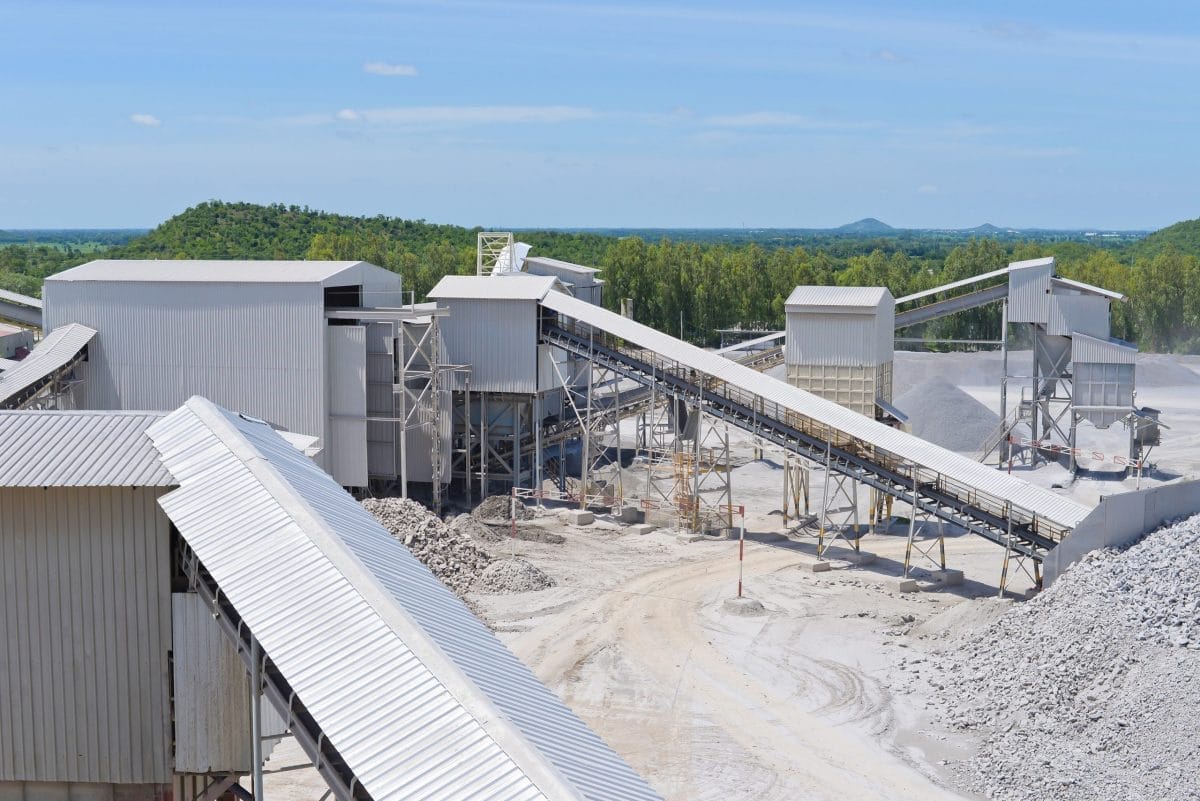 Aggregate production plant with belt scale on a conveyor system used for continuous material flow measurement