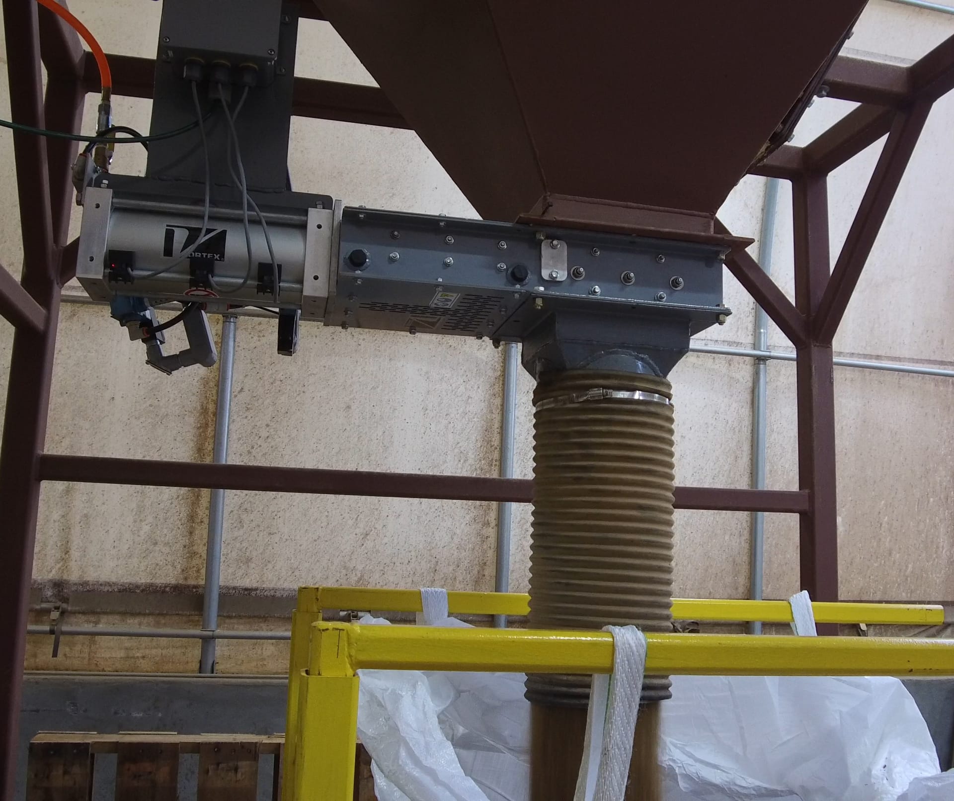 Industrial hopper with discharge system for bulk material transfer