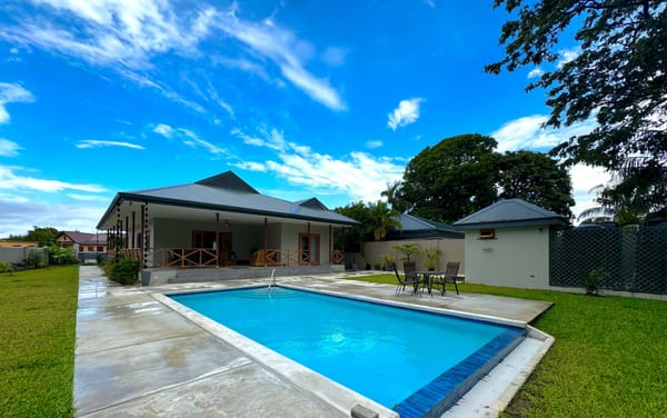 Infinity edge pool at Villa 50 Samaan Grove