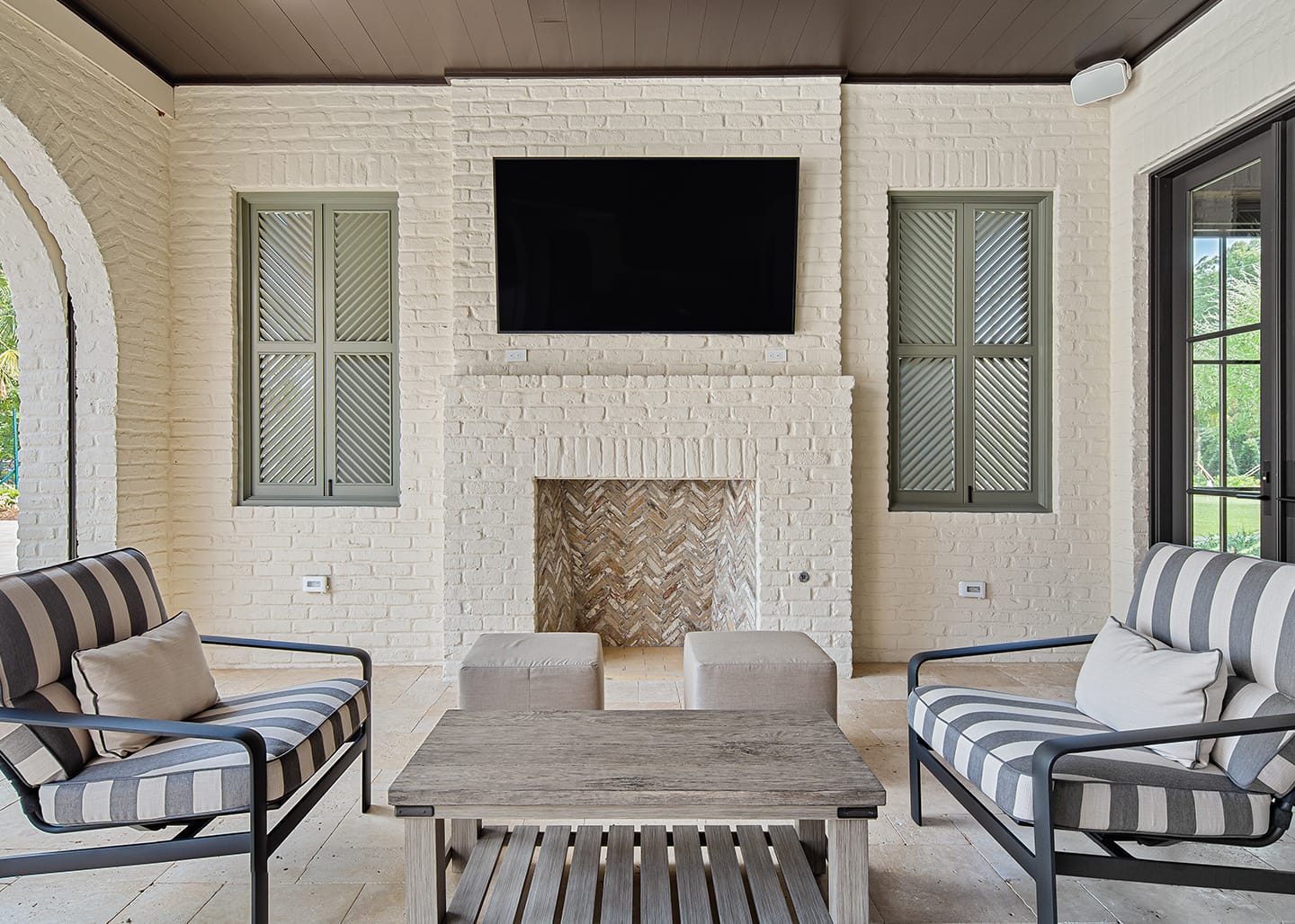 Outdoor room with Phantom Screens